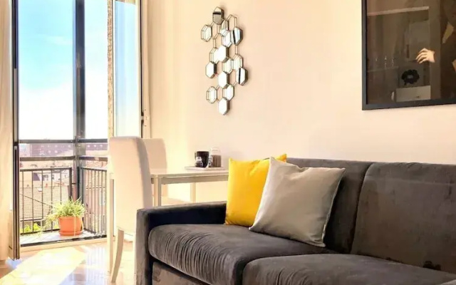 Bright studio with balcony - Visconti 14