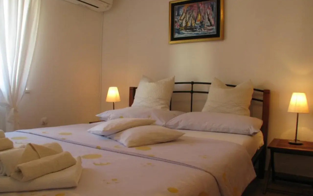 Split Center Suites