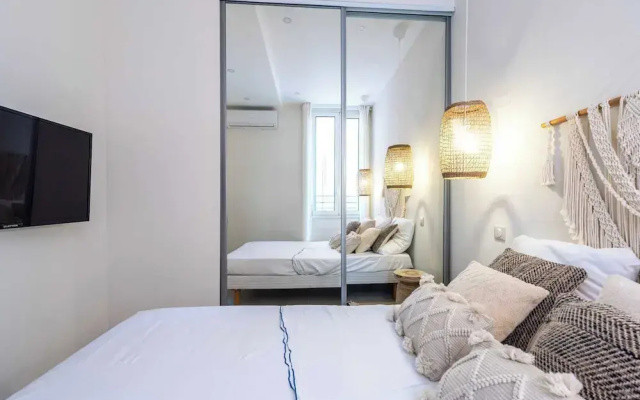 Modern Apartment -2bdr/6p - 300m From the Beach