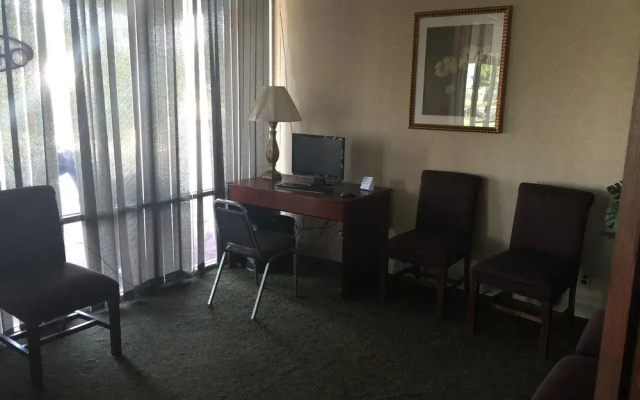 Red Carpet Inn & Suites - Muncie