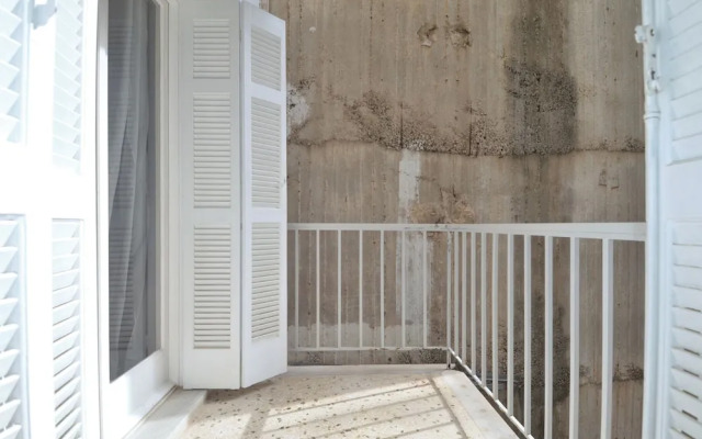 A cozy minimal apartment at Koukaki
