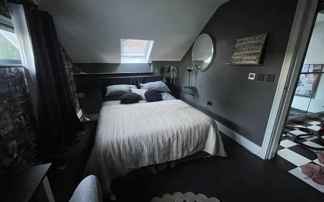 Artsy Retreat - Sleeps 4, Free Parking & Balcony