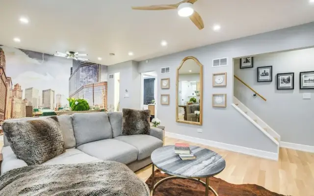 Stylish Chicago Retreat: Walk to Loyola University