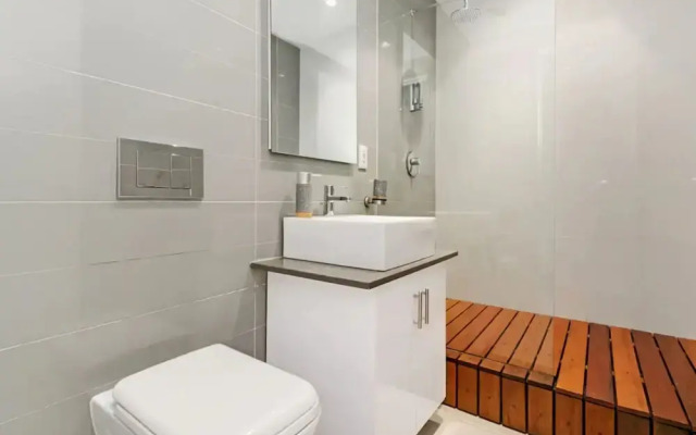 Spacious, Heritage 1 Bedroom Apartment in Cape Town