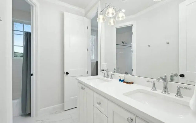 Gated 5 Bedroom Walkable to East Austin