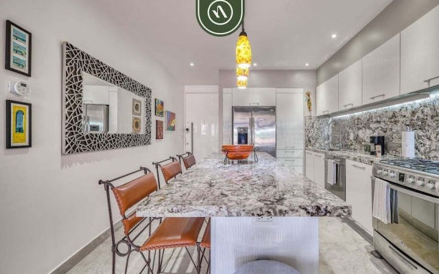 Stunning 2 BR Condo in Romantic Zone - Pool