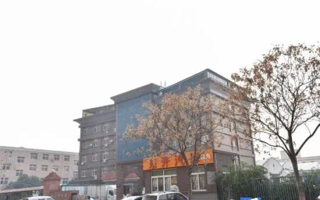 Yunshan Hotel (Henan National University Science Park Wutong Street Subway Station)