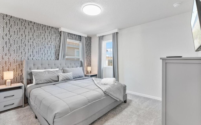 Luxury 5BR w/ Private Pool Windsor