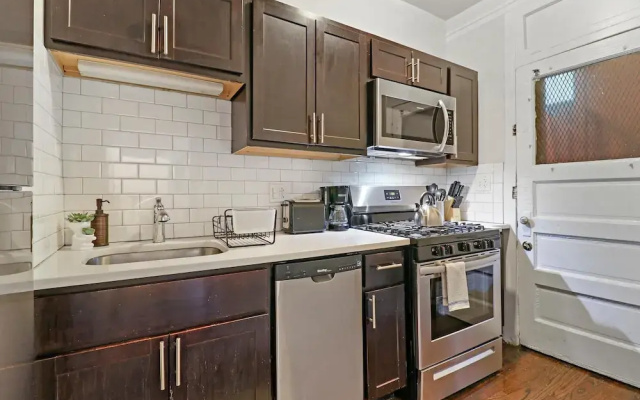 Spacious 2BR Near Dining - Touhy 1S