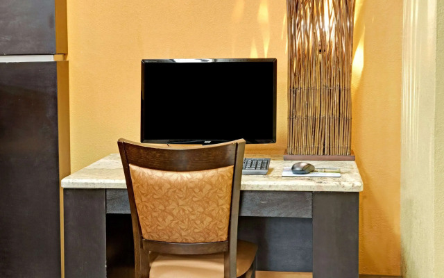 Microtel Inn by Wyndham Charlotte/University Place