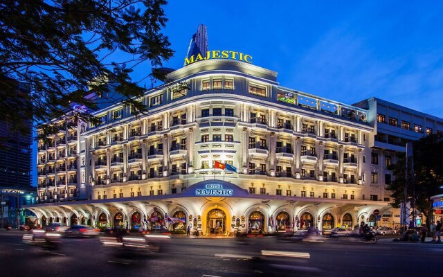 Hotel Majestic Saigon вид на фасад