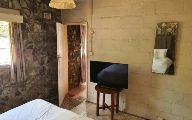 10 Guest Stay in the Mountains of Nyanga!