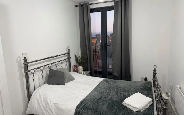 2 Bedroom Luxury Apartment With Balcony