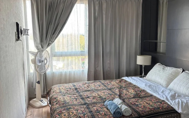 Quiet Condo, Minutes to Everything