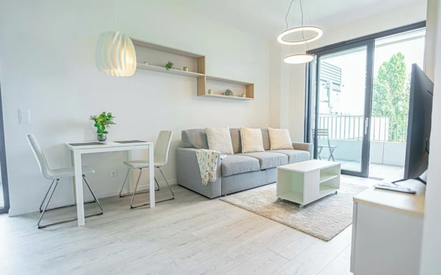 1BR Apartment Near Airport with Parking