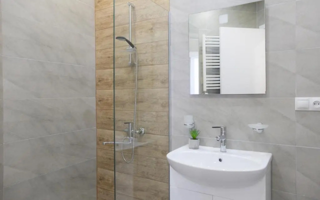 Brand new, bright, 1 bedroom unit, 100 Mbps Wi-Fi.
