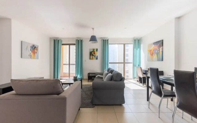 Spacious 1BR 5 minutes to beach
