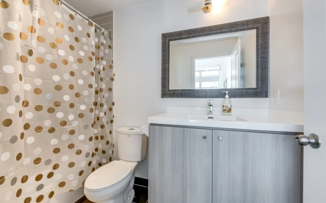 Stylish New 2BR Luxury Condo w Parking