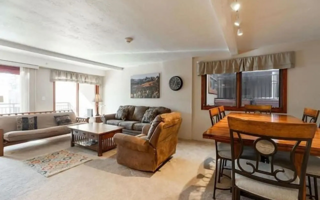 Breakaway West Ski Condo 1,5 miles from the Lifts by RedAwning