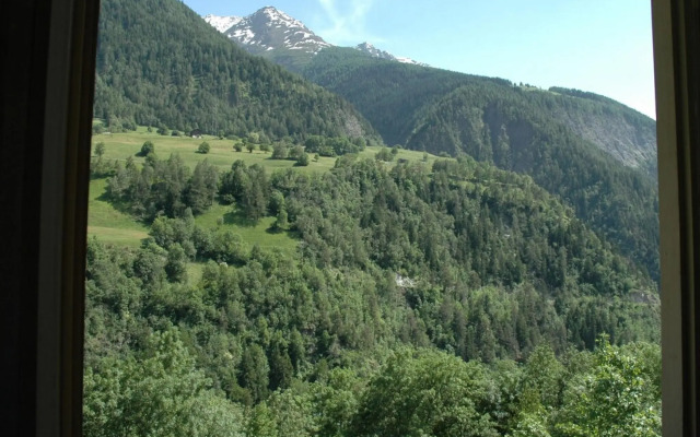 Charming Chalet Near Trails