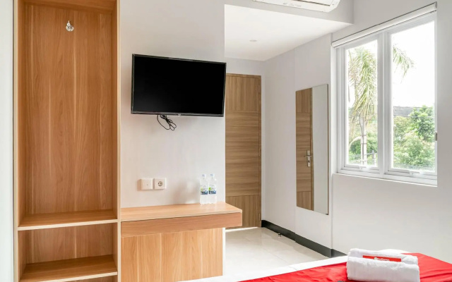 RedDoorz near Puri Indah Mall