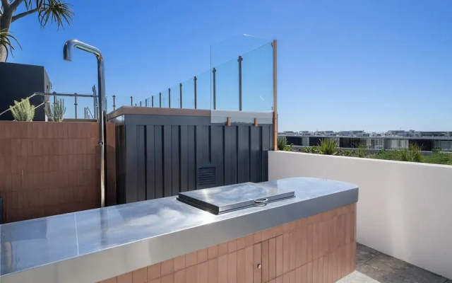 Spacious 2-bed Apartment With Rooftop Views