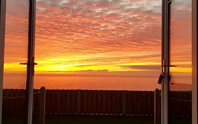 Allibella Shepherds Hut, Amazing Seaview, Private garden, Pet Friendly