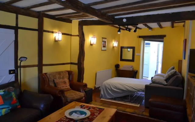 Spacious ground floor apartment. No 1A The Stables