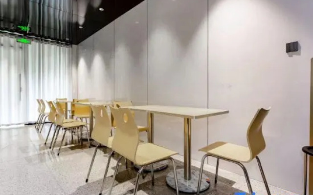 Zhongxian Manchester City Smart Hotel