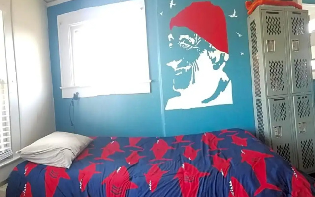 Bon Paul & Sharky's Youth Hostel