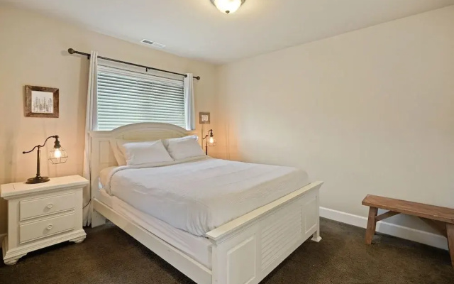 Geary Getaway 3 Bedroom Home by RedAwning