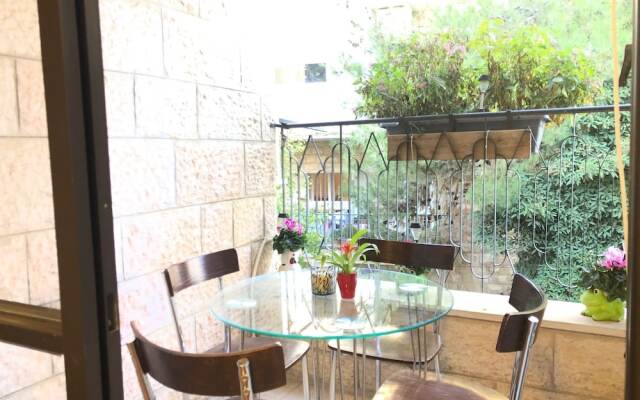 Large Renovated 2BR with a nice Balcony Израиль, Иерусалим - отзывы, цены и фото номеров - забронировать отель Large Renovated 2BR with a nice Balcony онлайн