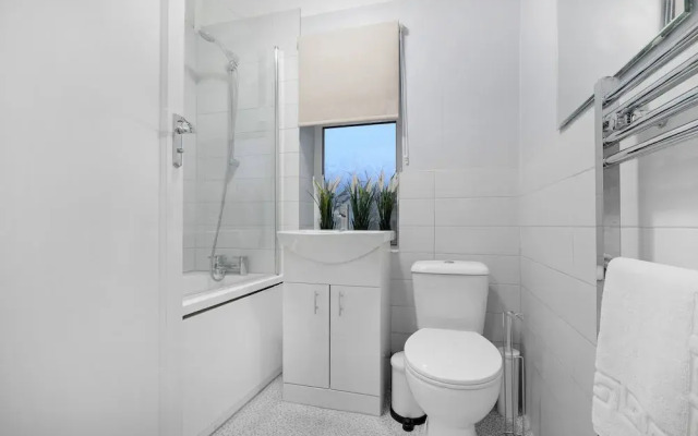 Bright 4 bed 2 bath house near Pinewood