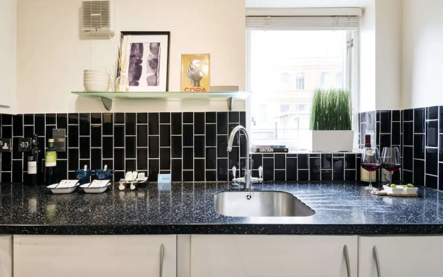 Bright Charing Cross Apartment