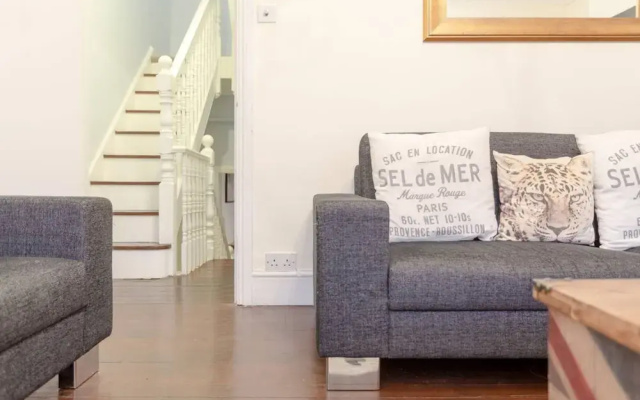 Cozy Charming 3 Bedroom House in Hammersmith