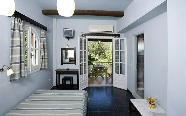 Yannis Servos Barbati Apartments