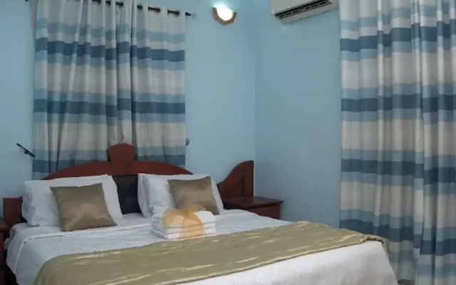 House-sleeps8-parking-jacuzzi
