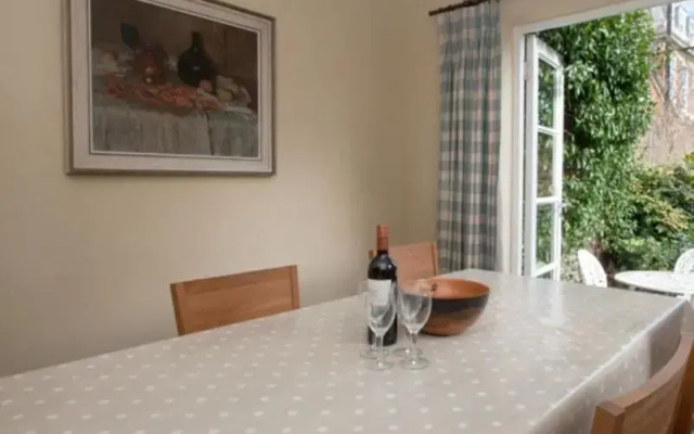 Veeve - 3 Bedroom Family Home - Rowan Road