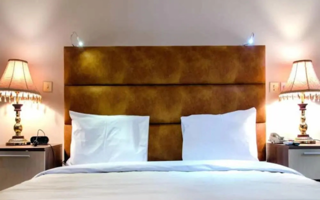 Chesterfield Hotel & Suites