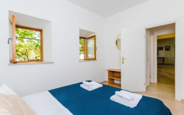 Villa Art Gallery - Six Bedroom Villa with Terrace and Swimming Pool