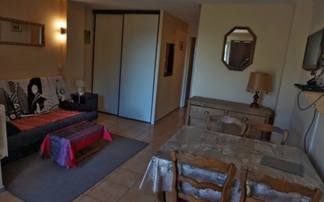 Apartment With one Bedroom in Bernières-sur-mer, With Enclosed Garden
