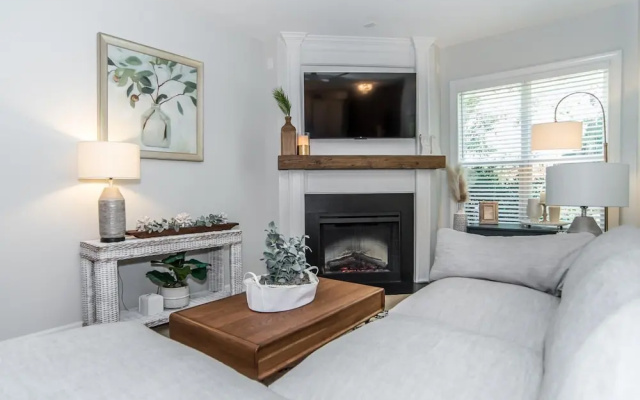 Luxury Three Bedroom Townhome Near Cary