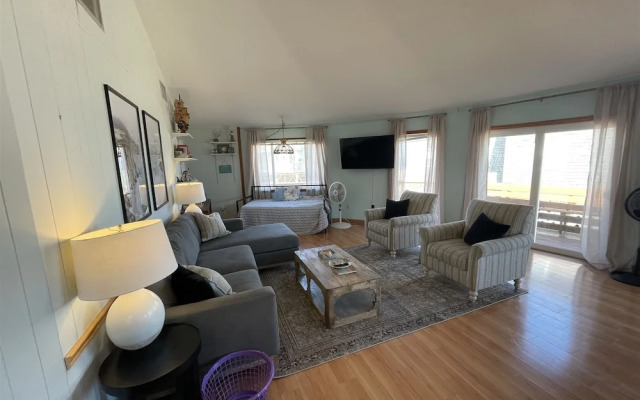 46221 Oramar Drive House by RedAwning
