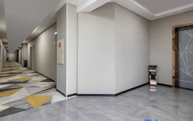 He Yi Plus Hotel (Zhuhai Shiren Wanda Plaza)