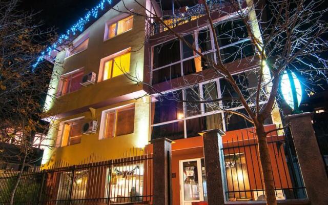 Отель Fun House Болгария, Стара Загора - отзывы, цены и фото номеров - забронировать отель Fun House онлайн вид на фасад