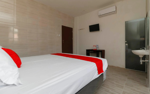 RedDoorz Plus near RS Royal Prima