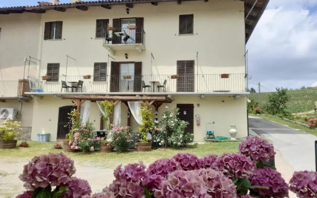 Madama Langa Country House con piscina nelle vigne