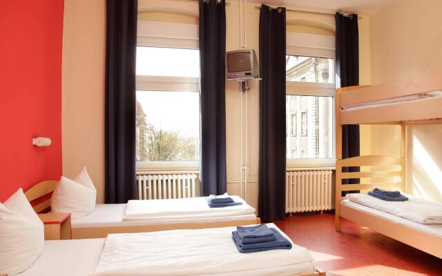 Отель HappyGoLucky Hotel & Hostel Schöneberg Германия, Берлин - отзывы, цены и фото номеров - забронировать отель HappyGoLucky Hotel & Hostel Schöneberg онлайн комната для гостей