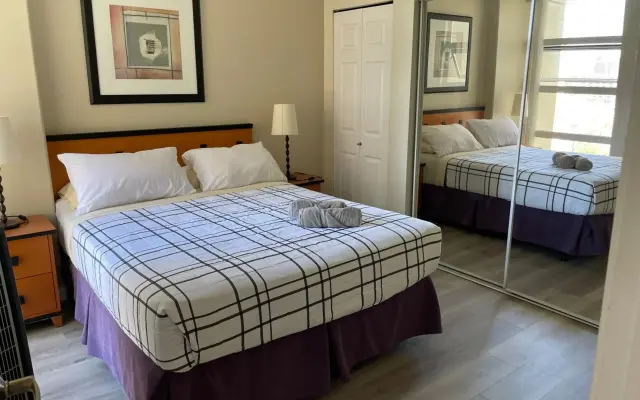 1BD+Den condo, with free parking in Downtown!