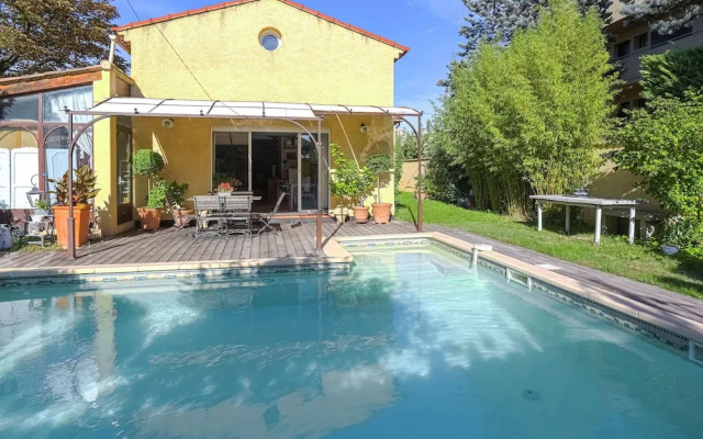 Amazing Holiday Home With Pool in Aix-en-provence